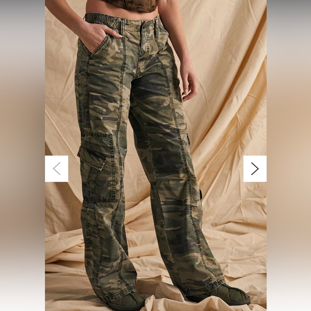 URBAN OUTFITTERS BDG Camo Y2K Low Rise Cargo
Pants